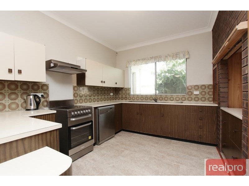 2 Henning Crescent, Manning WA 6152