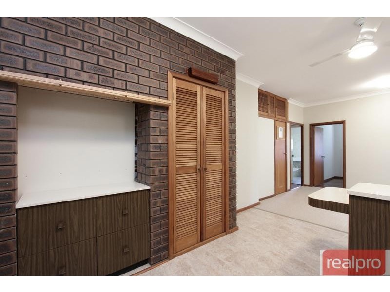 2 Henning Crescent, Manning WA 6152