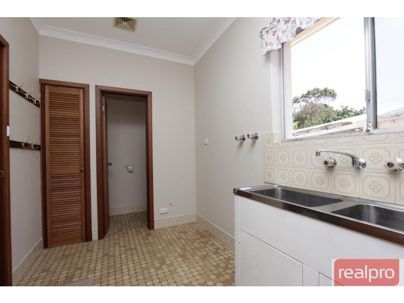 2 Henning Crescent, Manning WA 6152