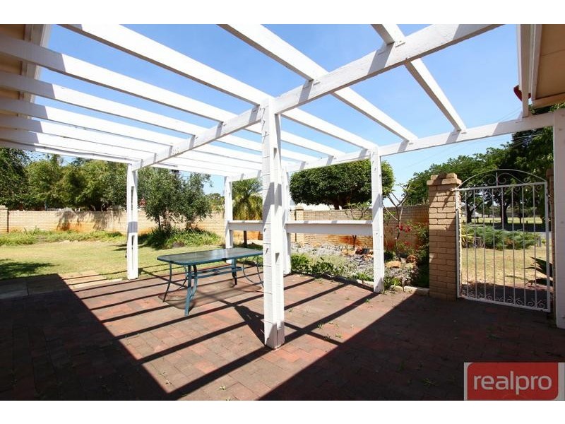 2 Henning Crescent, Manning WA 6152