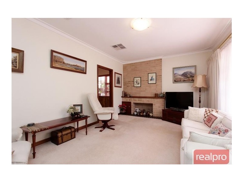 8 Batavia Way, Salter Point WA 6152