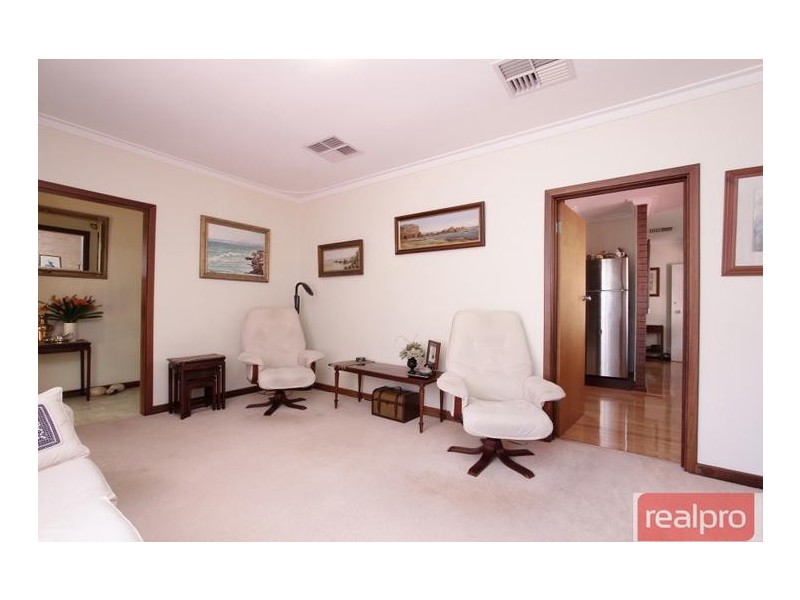 8 Batavia Way, Salter Point WA 6152