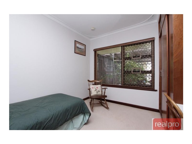 8 Batavia Way, Salter Point WA 6152