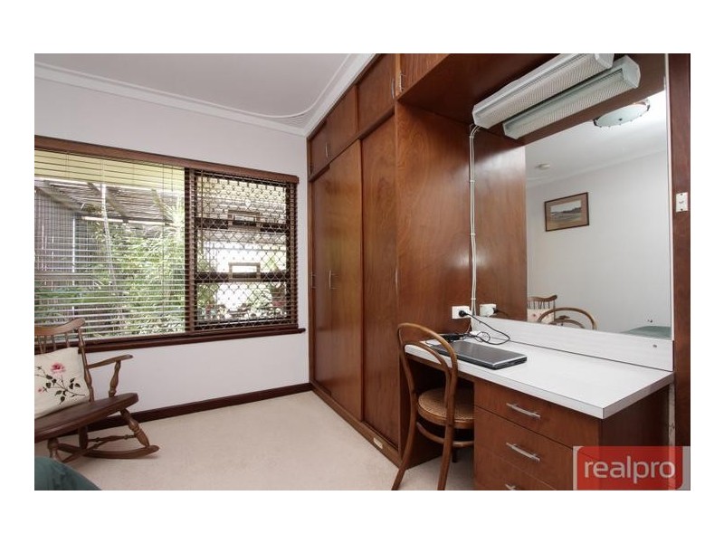 8 Batavia Way, Salter Point WA 6152