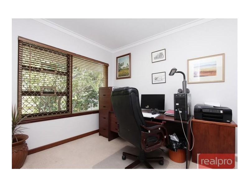 8 Batavia Way, Salter Point WA 6152