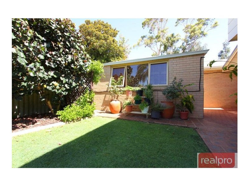 8 Batavia Way, Salter Point WA 6152