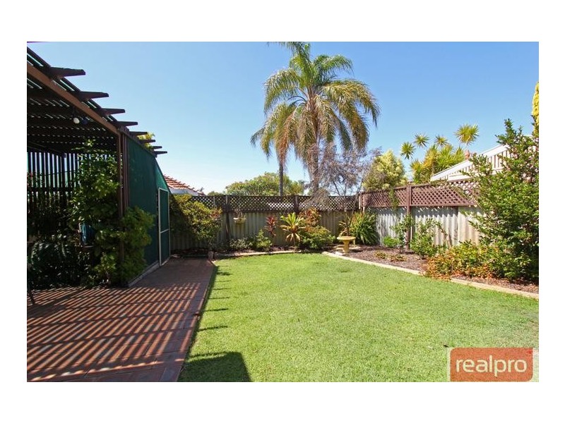 8 Batavia Way, Salter Point WA 6152