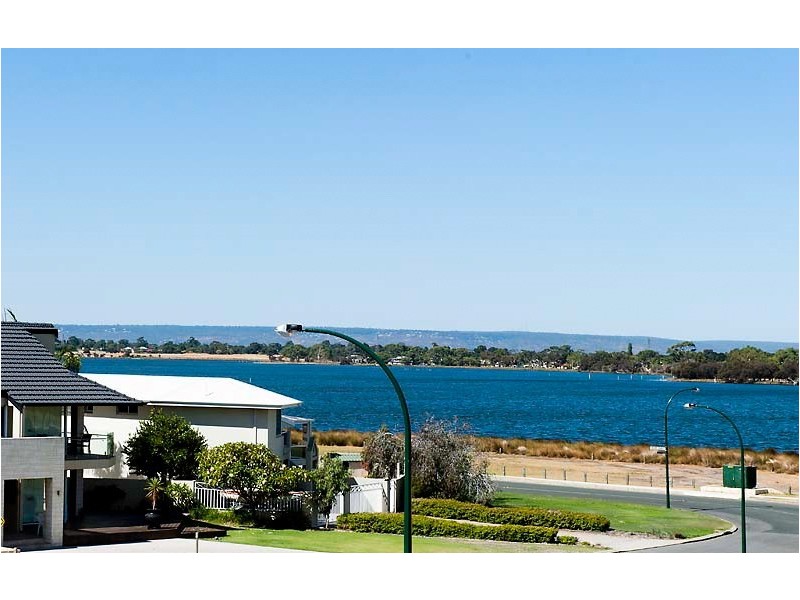 33 Howard Parade, Salter Point WA 6152