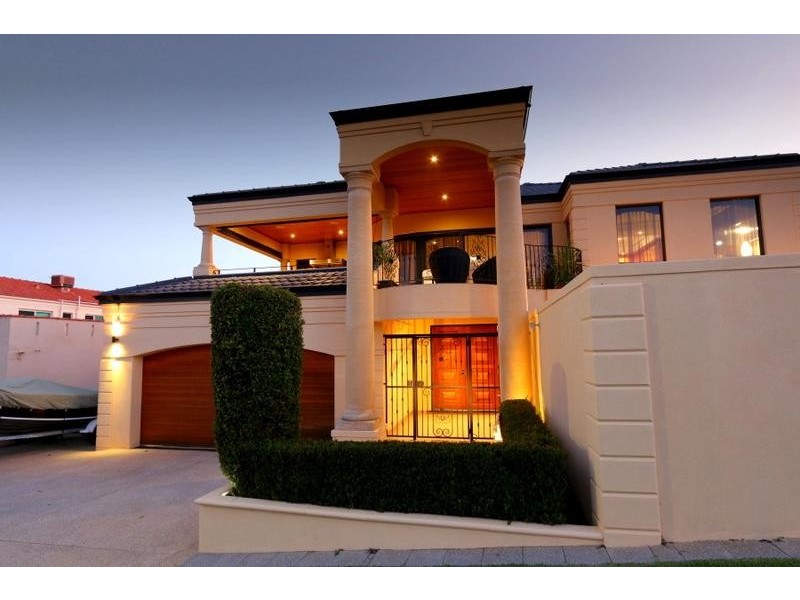 33 Howard Parade, Salter Point WA 6152