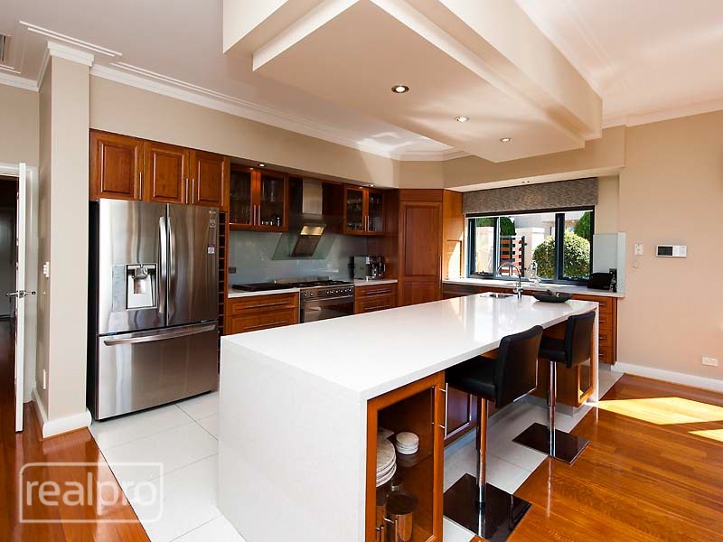 39 River Way, Salter Point WA 6152