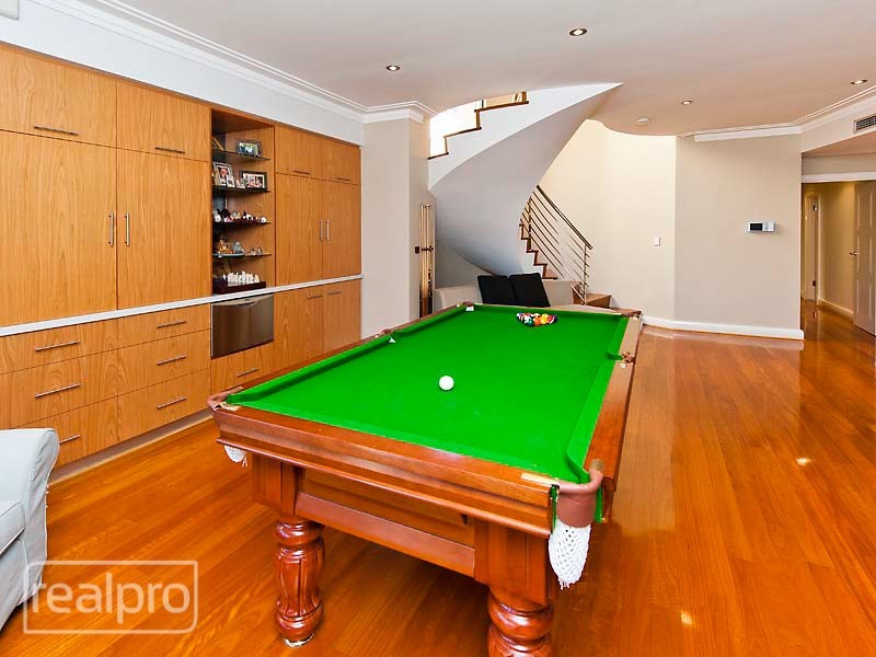 39 River Way, Salter Point WA 6152