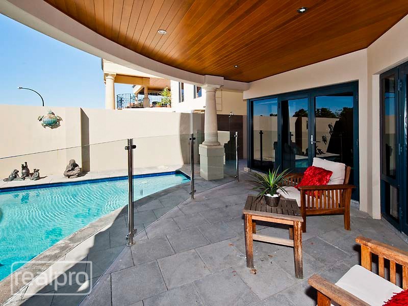 39 River Way, Salter Point WA 6152