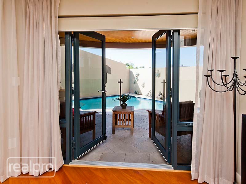 39 River Way, Salter Point WA 6152