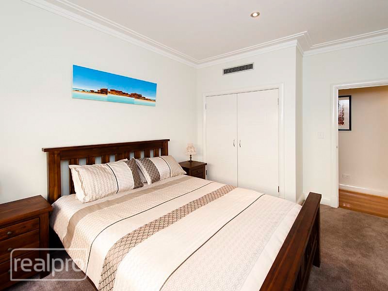 39 River Way, Salter Point WA 6152