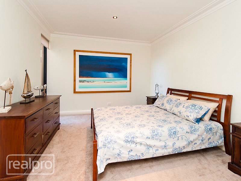 39 River Way, Salter Point WA 6152