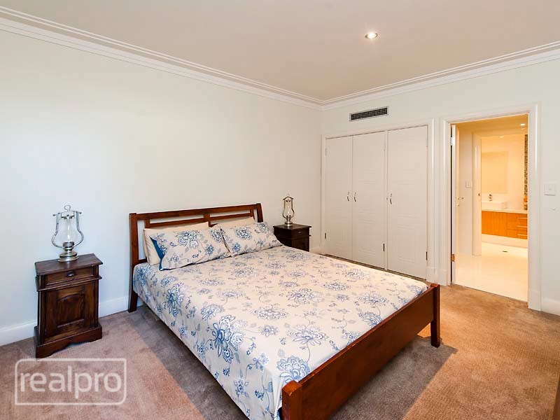39 River Way, Salter Point WA 6152