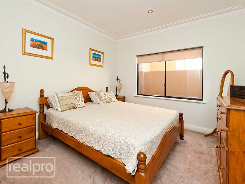39 River Way, Salter Point WA 6152