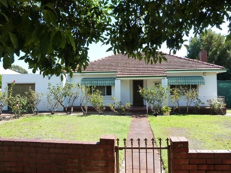 18 Henning Crescent, Manning WA 6152