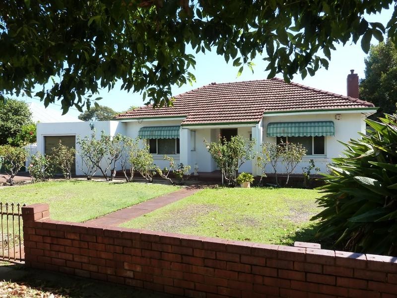 18 Henning Crescent, Manning WA 6152