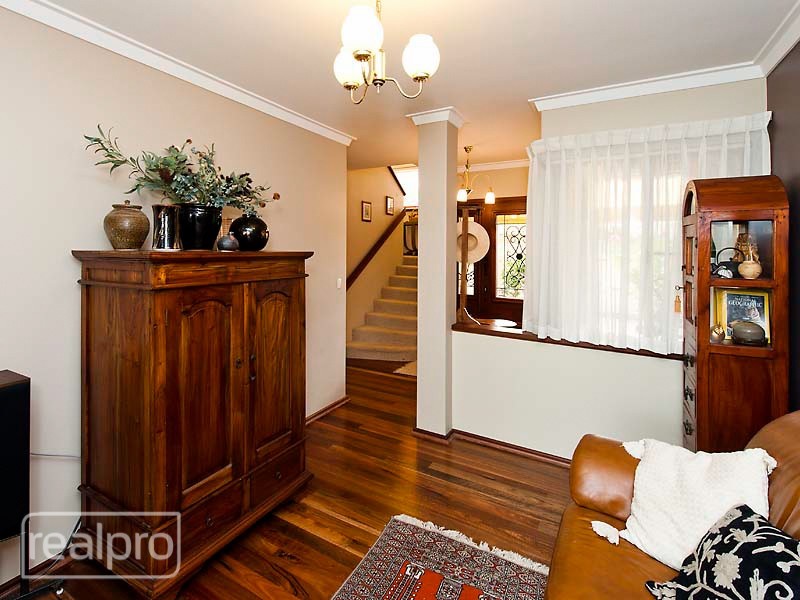 7B Unwin Crescent, Salter Point WA 6152