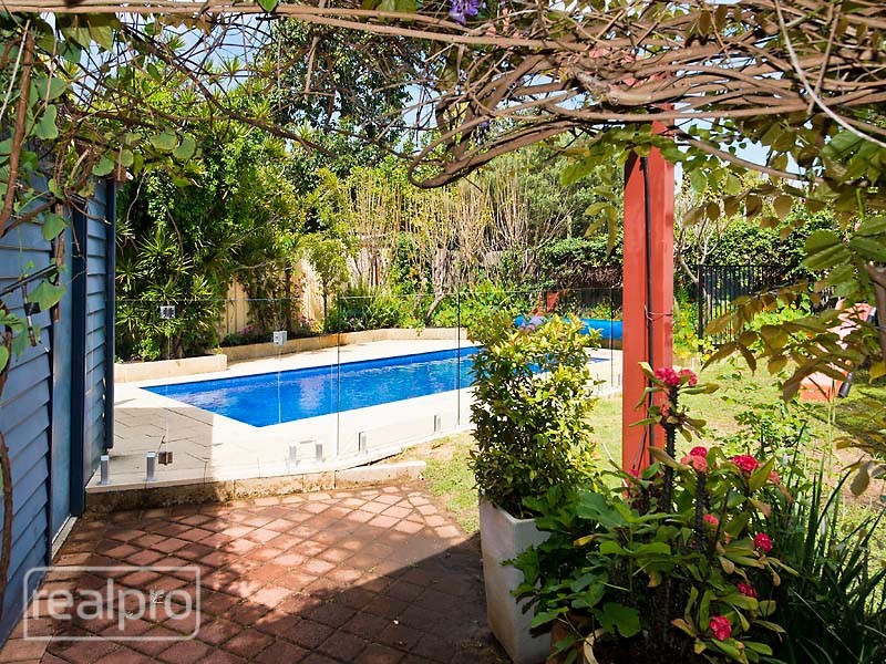 19 Hope Avenue, Salter Point WA 6152