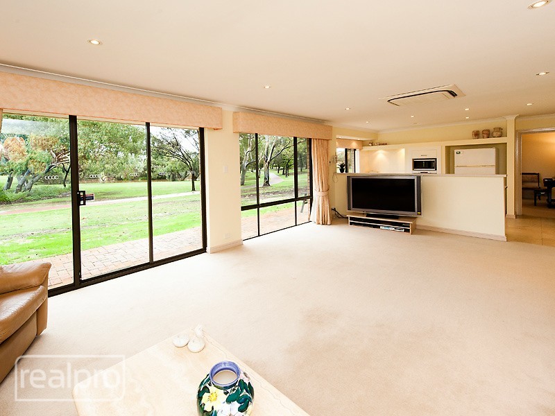 6B Thurles Court, Waterford WA 6152