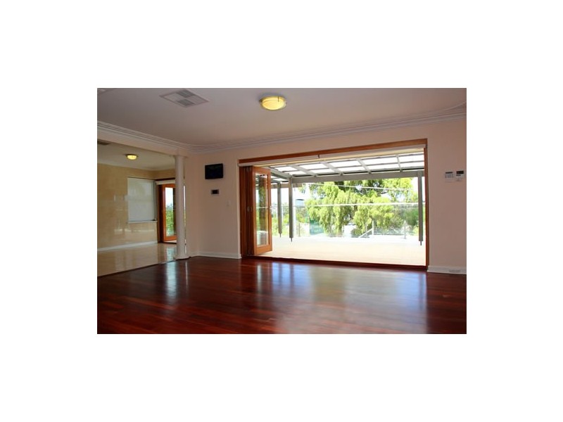 4 Edgewater Road, Salter Point WA 6152