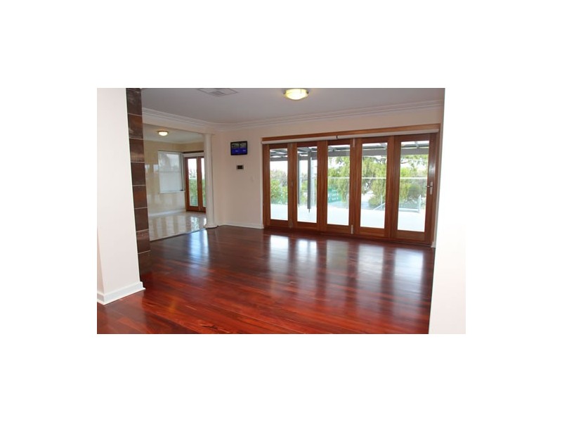 4 Edgewater Road, Salter Point WA 6152