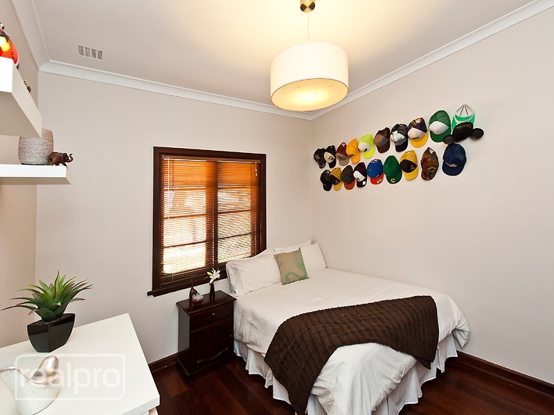 68 Crawshaw Crescent, Manning WA 6152