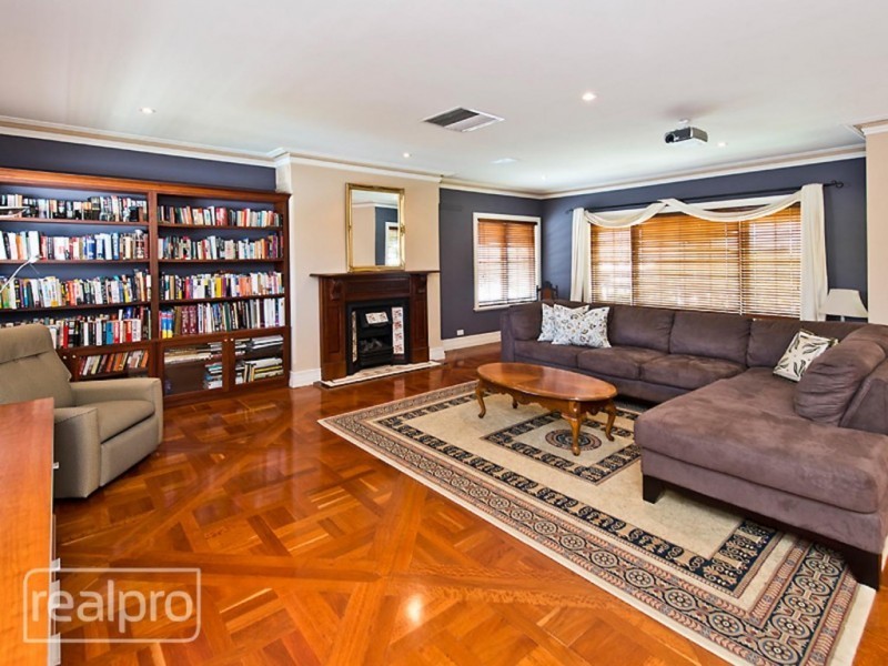 6 Success Crescent, Salter Point WA 6152