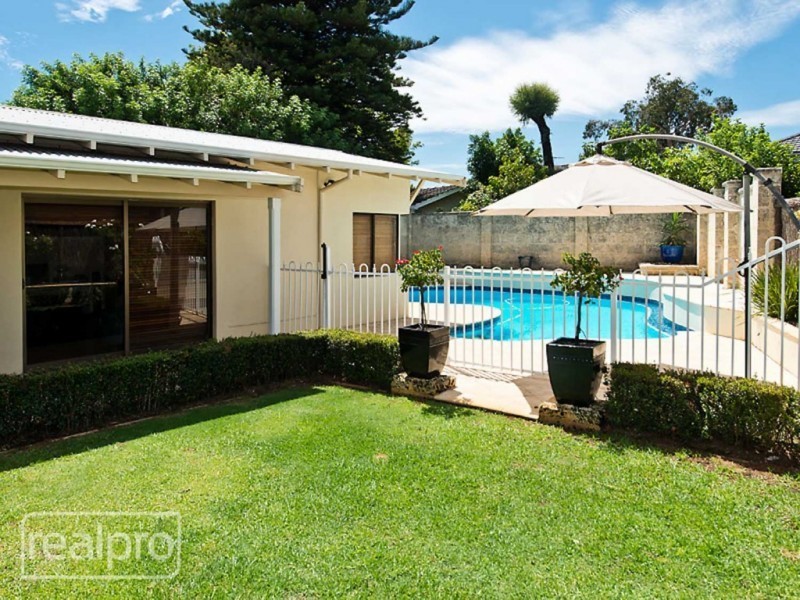 6 Success Crescent, Salter Point WA 6152