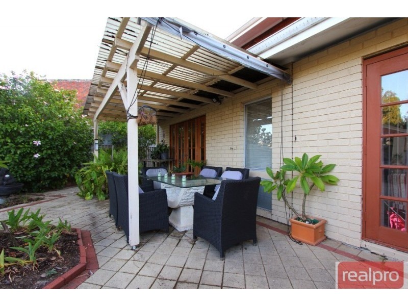 16 Melinga Court, Karawara WA 6152