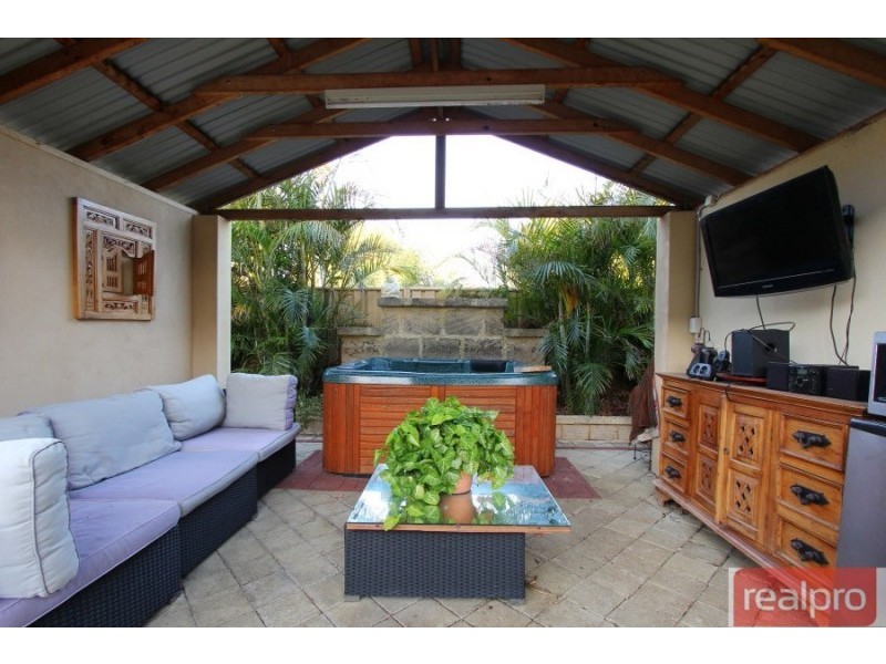 16 Melinga Court, Karawara WA 6152