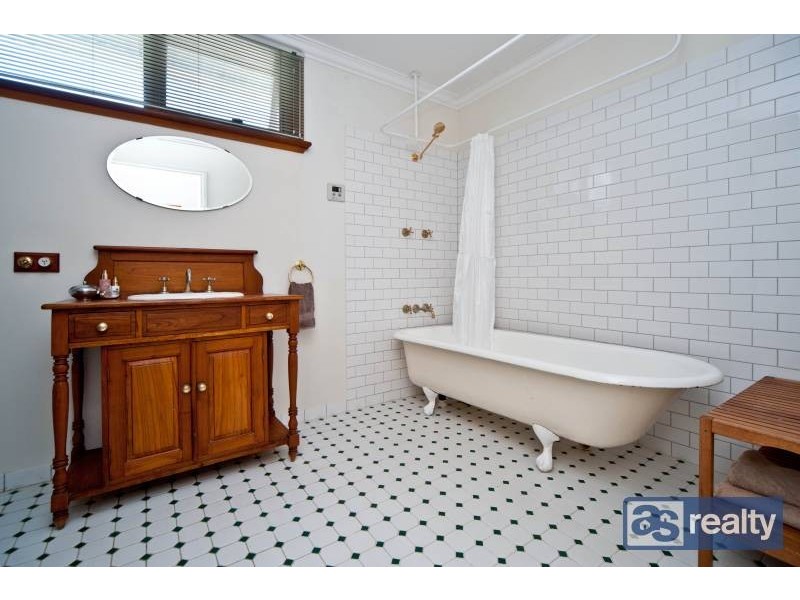 35 Kitchener Avenue, Bayswater WA 6053