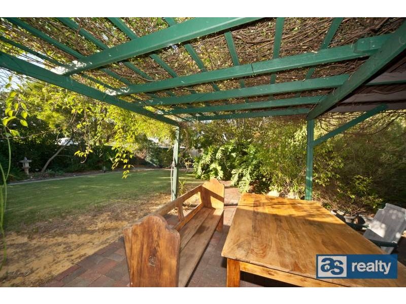 33 Sanderson Street, Embleton WA 6062