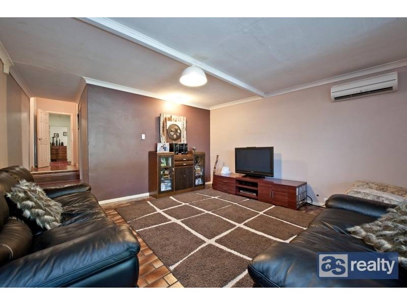 4 Irwin Road, Embleton WA 6062