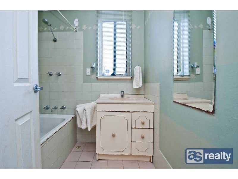 4 Irwin Road, Embleton WA 6062