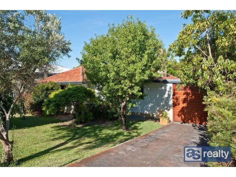 4 Irwin Road, Embleton WA 6062