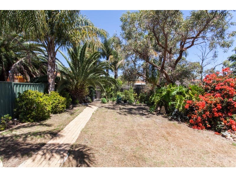 B/8 Cameron Street, Embleton WA 6062