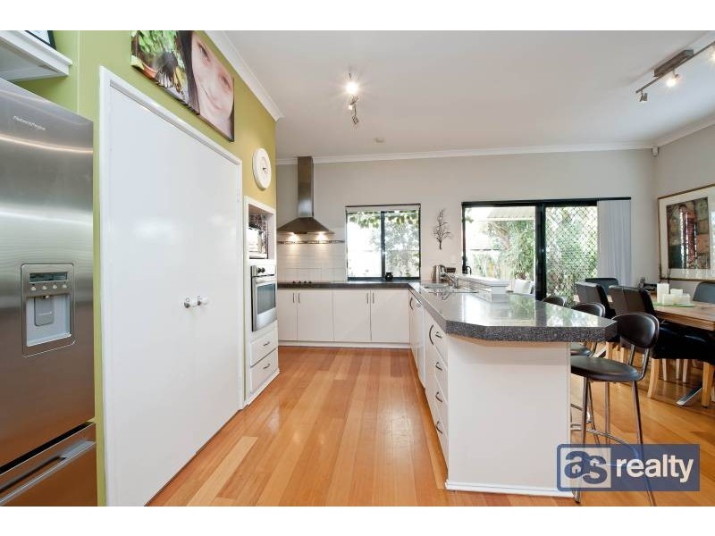 10 Sanderson Street, Embleton WA 6062