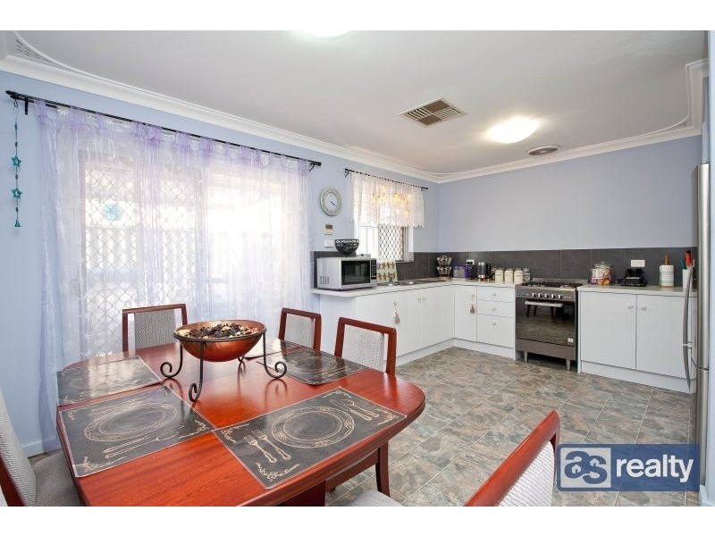 41 Embleton Ave, Embleton WA 6062