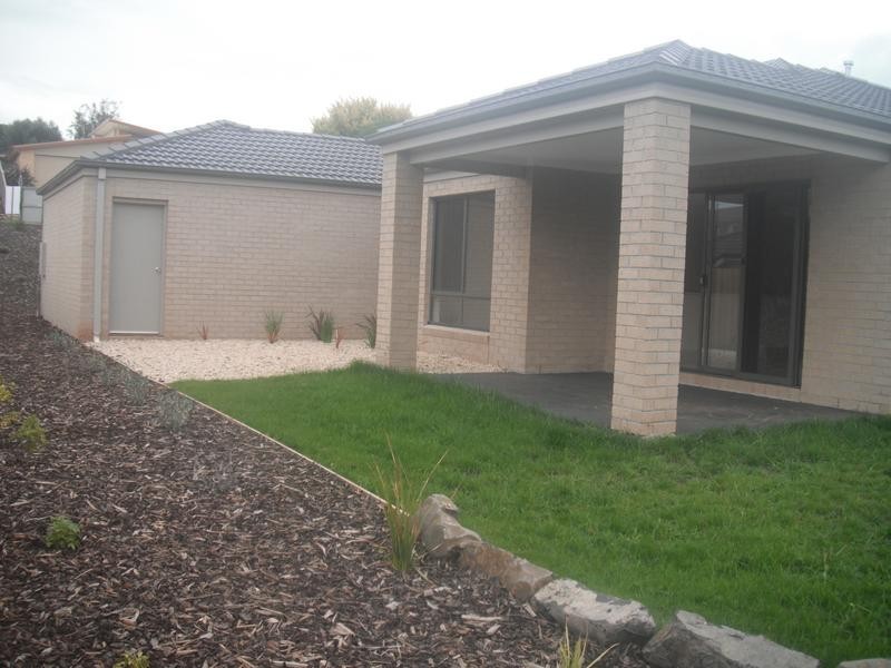 17 Laura Grove, Leongatha VIC 3953