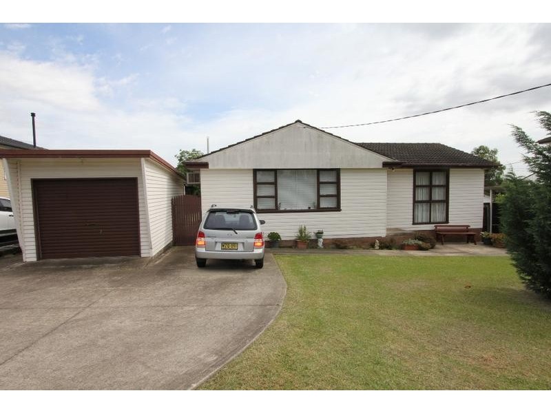 8 Holland Crescent, Casula NSW 2170