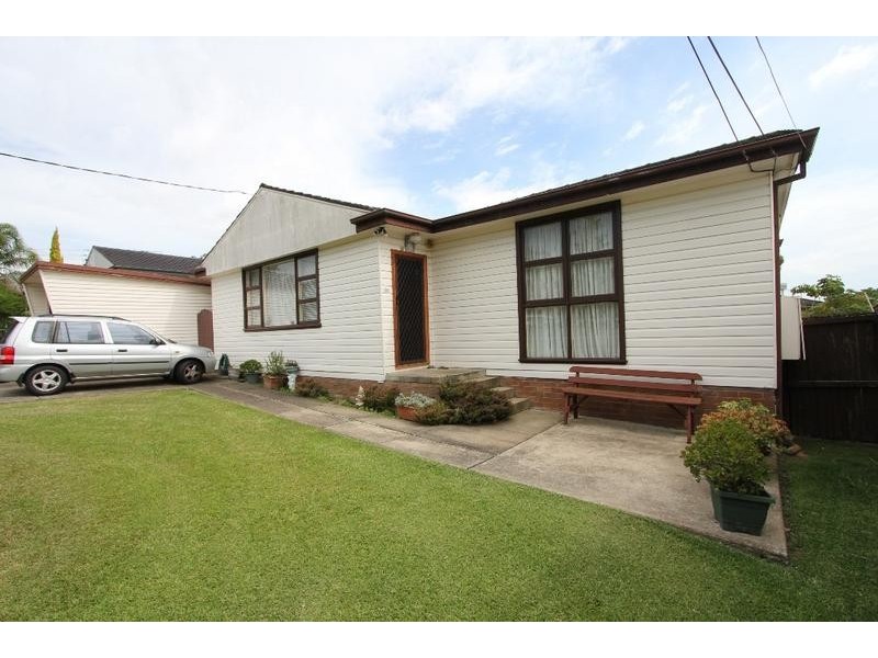 8 Holland Crescent, Casula NSW 2170