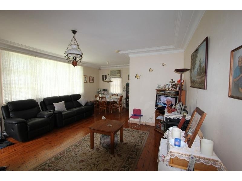 8 Holland Crescent, Casula NSW 2170