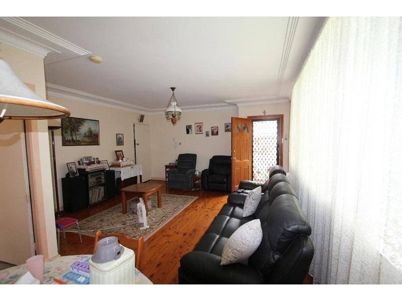 8 Holland Crescent, Casula NSW 2170