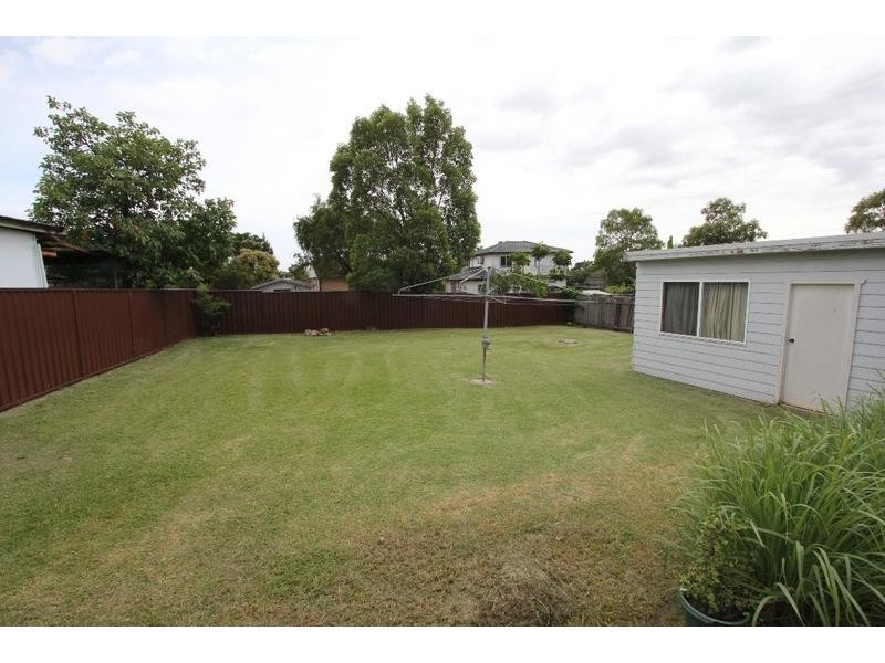 8 Holland Crescent, Casula NSW 2170