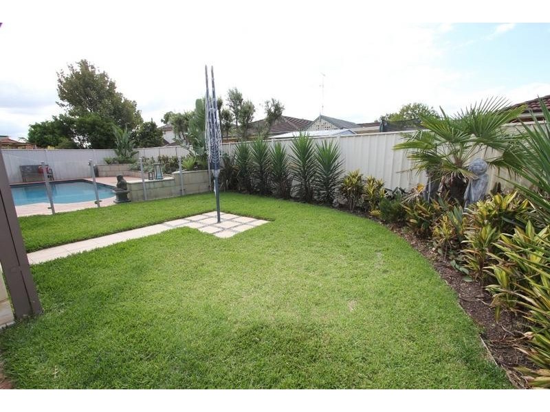 25 Banyule Court, Wattle Grove NSW 2173