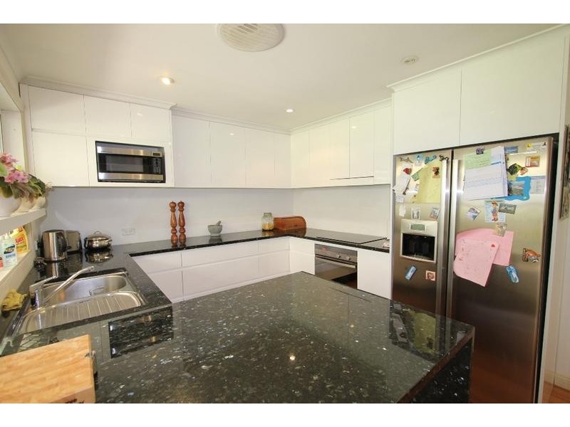 6 Hind Place, Chipping Norton NSW 2170