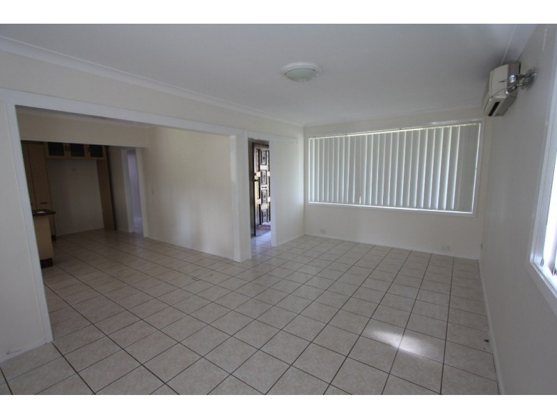 27 Hillcrest Ave, Moorebank NSW 2170